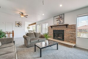 ハウス (3 Bedrooms) | リビング エリア | テレビ