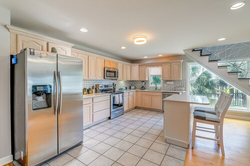 New Bern Home w/ Water View ~ 6 Mi to Downtown!