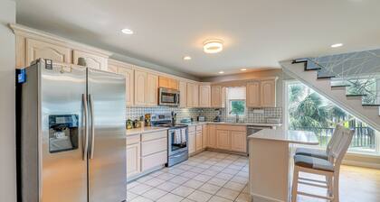 New Bern Home w/ Water View ~ 6 Mi to Downtown!