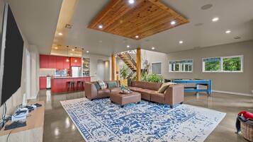 House (5 Bedrooms) | Interior