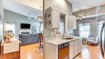 House (3 Bedrooms) | Interior