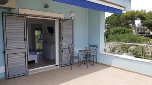 Exterior detail - Blue Villa (Fontane Bianche)