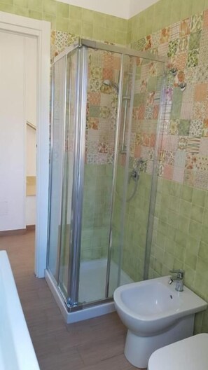 Articles de toilette gratuits, sèche-cheveux, serviettes fournies