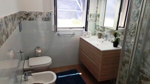 Gratis toiletartikelen, een haardroger, handdoeken