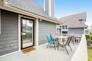 Outdoor dining - WONDERFUL COASTAL COTTAGE / Sleeps 10 / OCEAN VIEWS AND COMMUNITY POOL ACCESS (Isle of Palms)