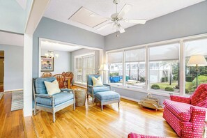 TV, books - WONDERFUL COASTAL COTTAGE / Sleeps 10 / OCEAN VIEWS AND COMMUNITY POOL ACCESS (Isle of Palms)