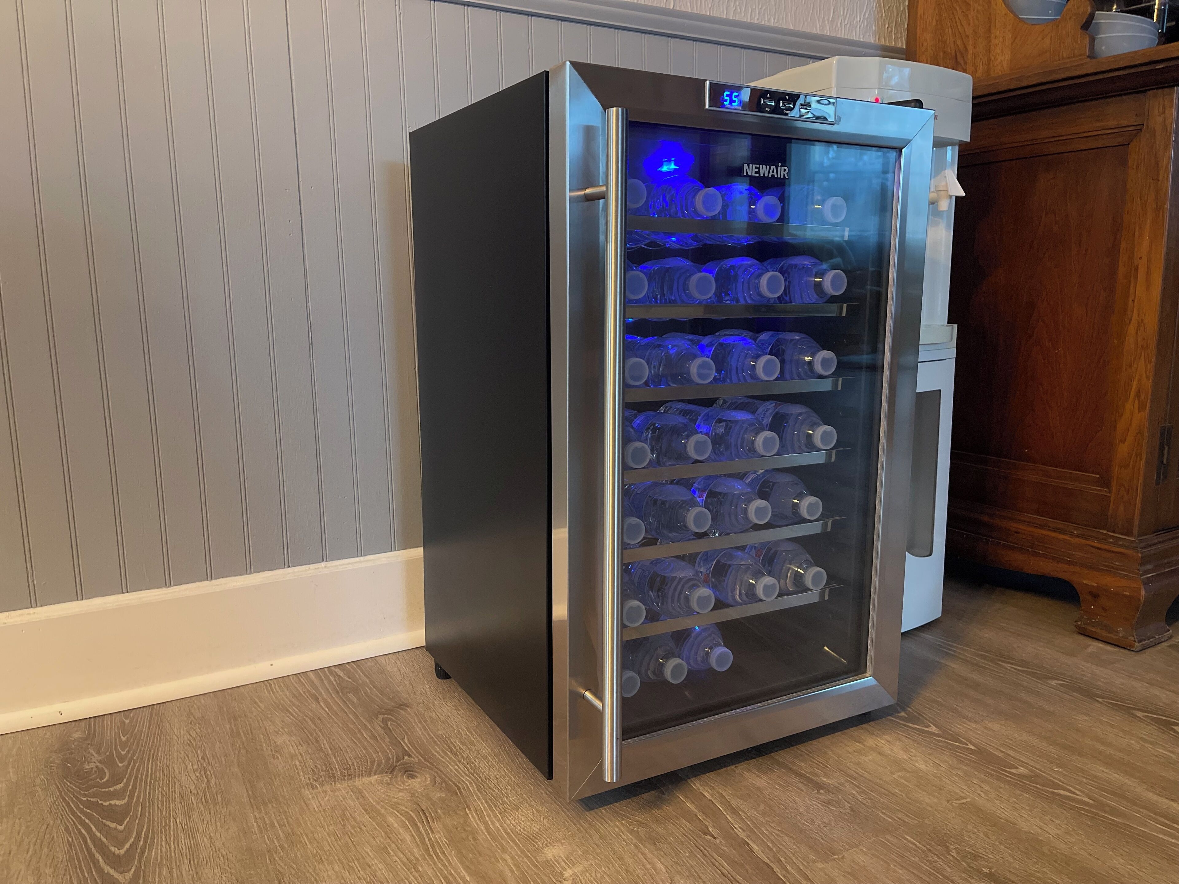 Ein Wasserautomat mit mehreren Ablagen, einer digitalen Anzeige und einer Bedienblende.
