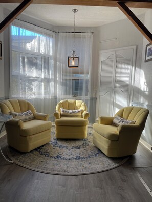 Smart TV, ping pong - Ground floor, Two queen Beds - Room 6 The Inn at Dirickson Creek (Frankford)