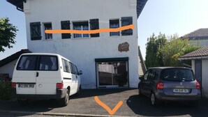 Un edificio blanco con un cartel que dice 