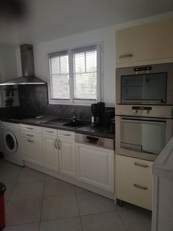 Fridge, microwave, oven, stovetop - T3 70m2 1st floor family house 500 m from the beach and all amenities (Urrugne)