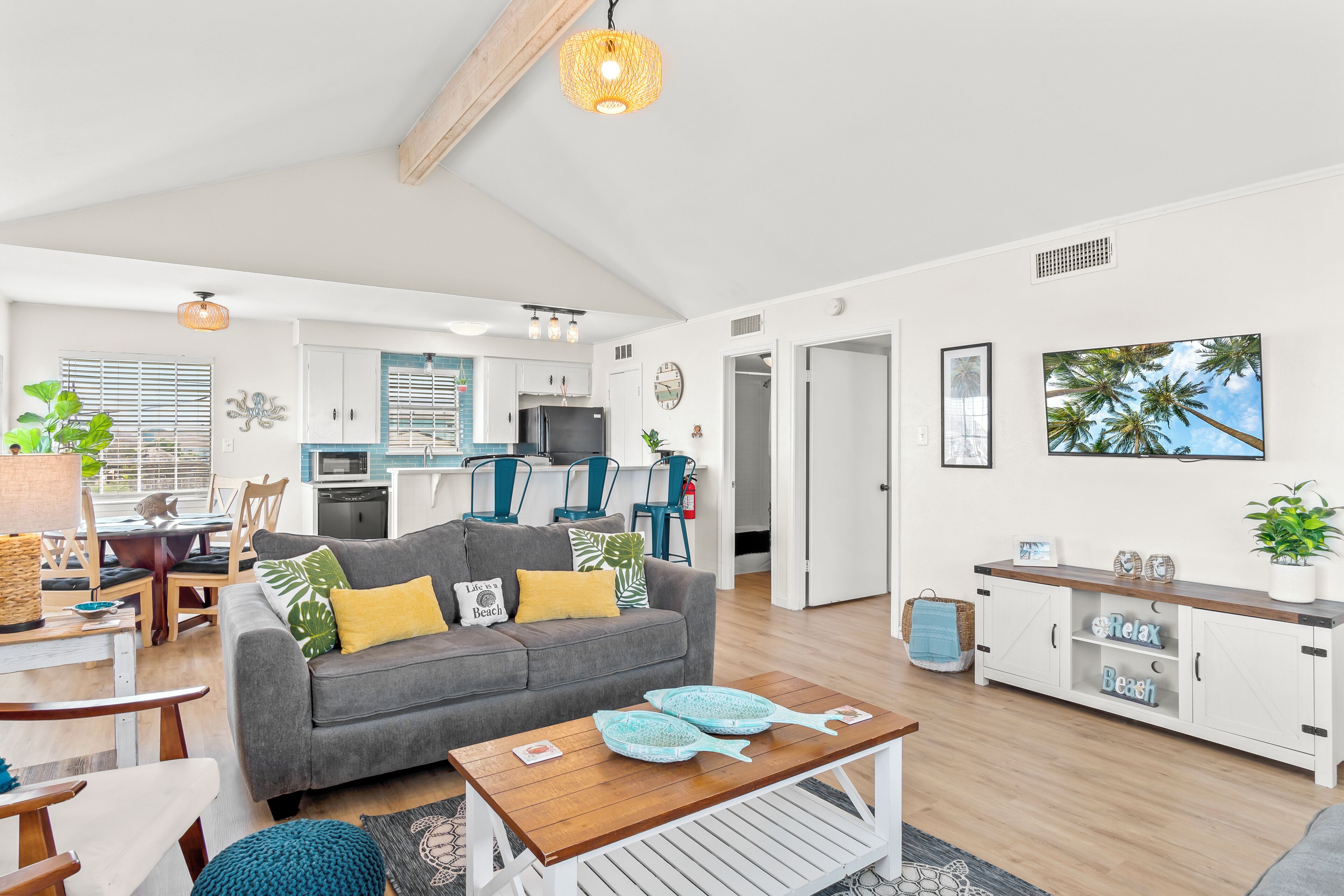 Tranquil Turquoise – Pet Friendly 2 BDR, Walk to Beach, Downtown, Dining & More!