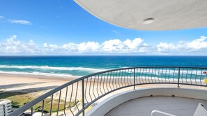 Beach nearby - Acapulco Deluxe 2 Bedroom Apartment - CoastHM (Surfers Paradise)