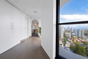 Ein modernes Interieur mit Blick auf eine Stadtlandschaft durch ein großes Fenster.
