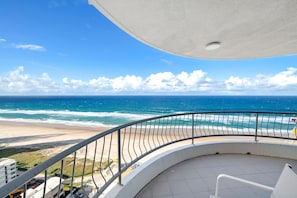Ein Balkon mit Blick auf Meer und Strand.