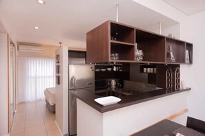 Kühlschrank, Mikrowelle, Ofen, Wasserkocher mit Kaffee-/Teezubehör