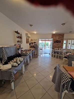 Dining - Pikolo triple room with breakfast included (Sv. Filip I Jakov)