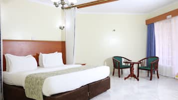 Caja de seguridad en la habitación y muebles diferentes