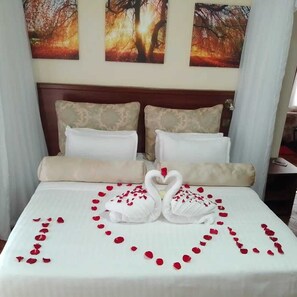 In-room safe, individually furnished, laptop workspace - IZAAK WALTON INN EMBU (Embu)