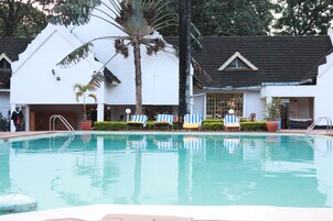 Una piscina techada, una piscina al aire libre