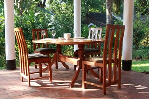 Outdoor dining - IZAAK WALTON INN EMBU (Embu)