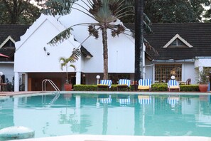 Indoor pool, outdoor pool - IZAAK WALTON INN EMBU (Embu)