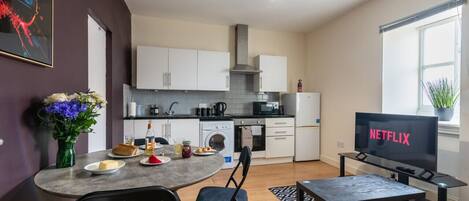 Kühlschrank, Mikrowelle, Ofen, Herdplatte