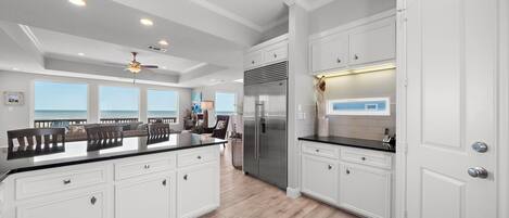 Refrigerador, microondas, horno, placa de cocina