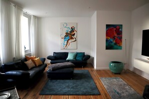 Una Smart TV, libros