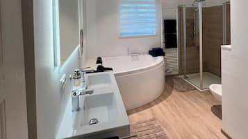 Baignoire à jets, sèche-cheveux, bidet, savon