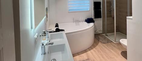 Baignoire Ă jets, sĂšche-cheveux, bidet, savon