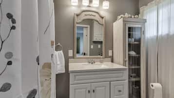 House, 4 Bedrooms | Bathroom | Towels, shampoo