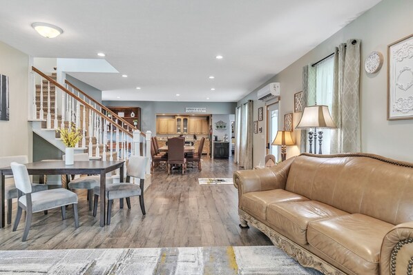 House, 4 Bedrooms | Living area