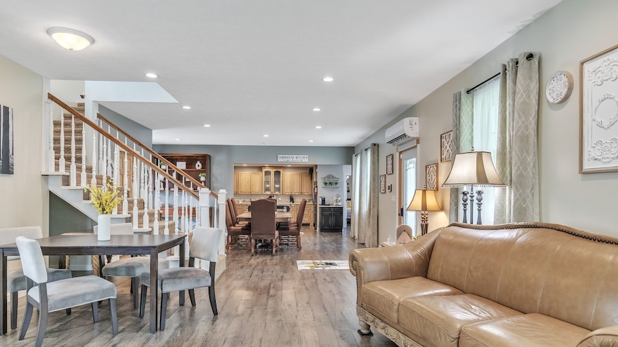 Mommyc's Villa Fun House 4 Bedroom Home by RedAwning