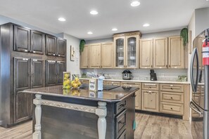 House, 4 Bedrooms | Private kitchen