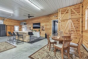 House, 4 Bedrooms | Dining - Mommyc's Villa Fun House 4 Bedroom Home by RedAwning (Lapel)