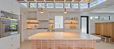 House, 3 Bedrooms | Private kitchen | Fridge, oven, coffee/tea maker, toaster