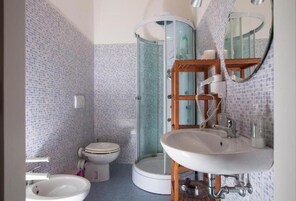 Doccia, asciugacapelli, asciugamani, carta igienica