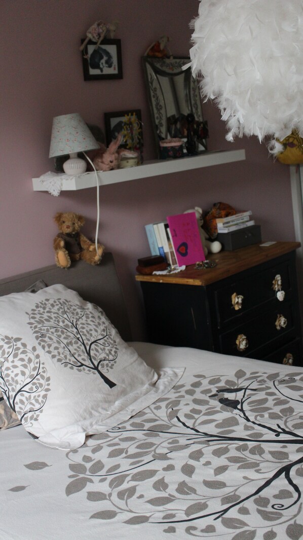 A bedroom with a bed, a dresser, a shelf with books and a teddy bear, and a lamp. - with garden (Villers-lès-Nancy)