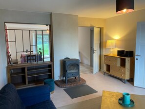 Smart TV, libros y estéreo 