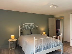 3 bedrooms, free WiFi, bed sheets
