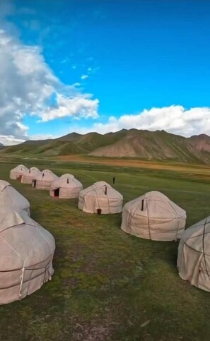 Dortoir partagé traditionnel, vue sur la montagne | Bureau
