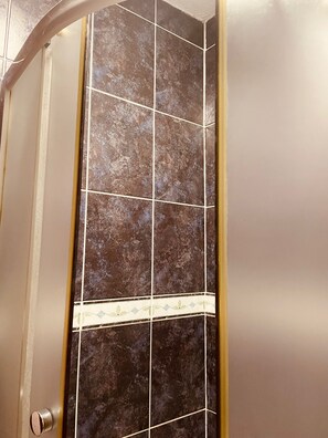 Shower, hair dryer, towels, soap - Apartmens Sea House Dobra Voda (Dobre Vode)