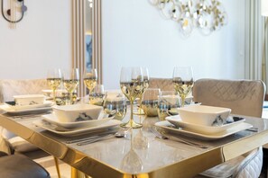 Superior-Apartment, 2 Schlafzimmer, Balkon, Kanalblick | Eigene Küche