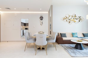 Apartamento superior, 2 quartos, sacada, vista para o canal | Área de estar | TV de tela plana 52 polegadas com canais via satélite, Netflix, Hulu