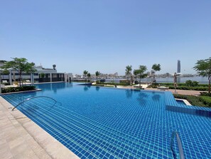 Piscina externa, piscina aquecida, guarda-sóis, espreguiçadeiras