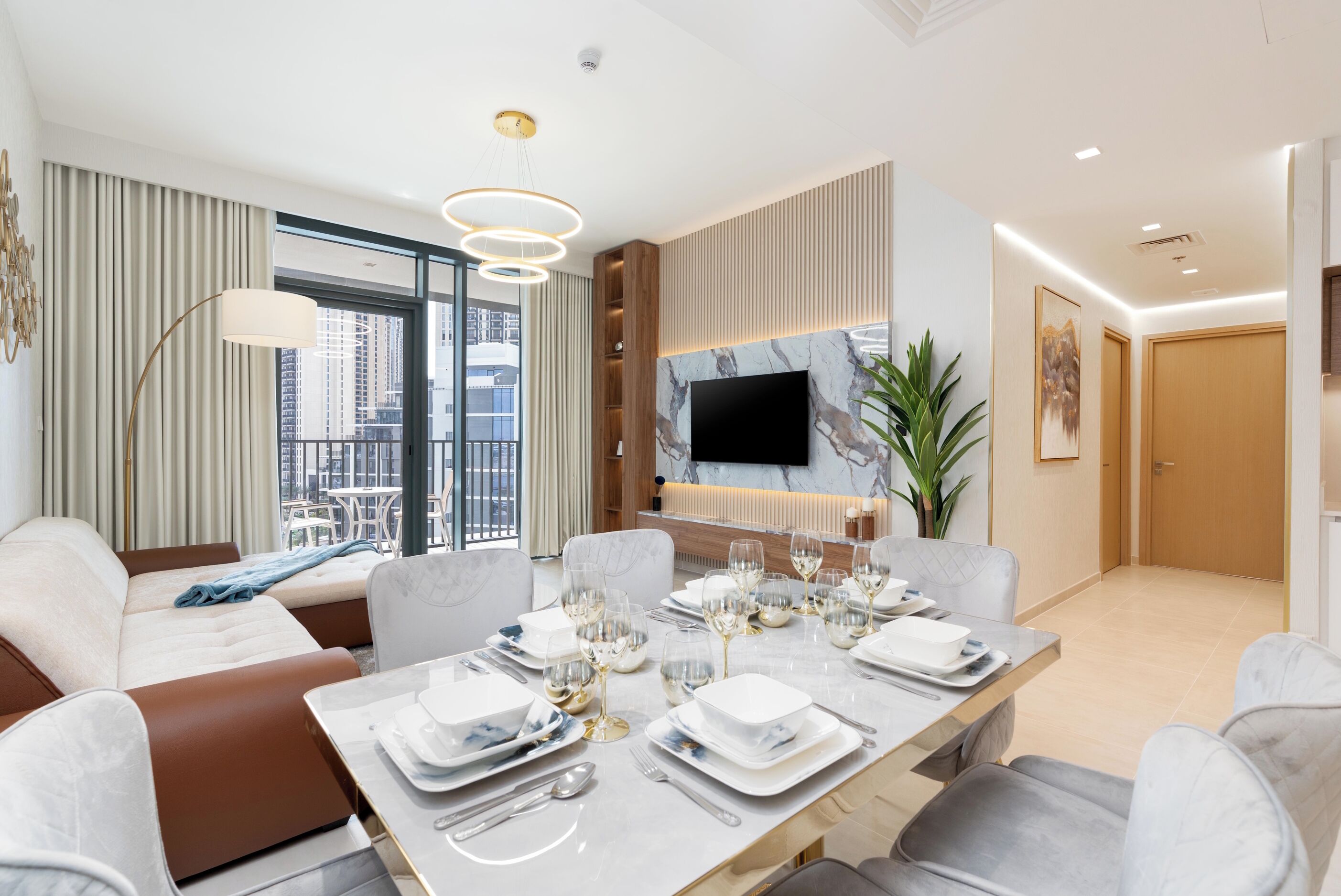 Apartamento superior, 2 habitaciones, balcón, vistas al canal | Zona de estar | Una televisión de pantalla plana, Netflix, Hulu, servicios de streaming