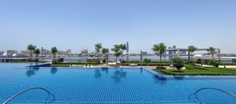 GLOBALSTAY. Creek Edge Tower Apartments