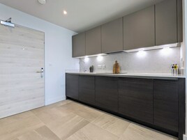 Refrigerador con freezer, microondas, horno, placa de cocina