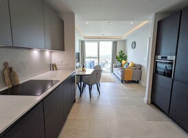 Full-size fridge, microwave, oven, stovetop