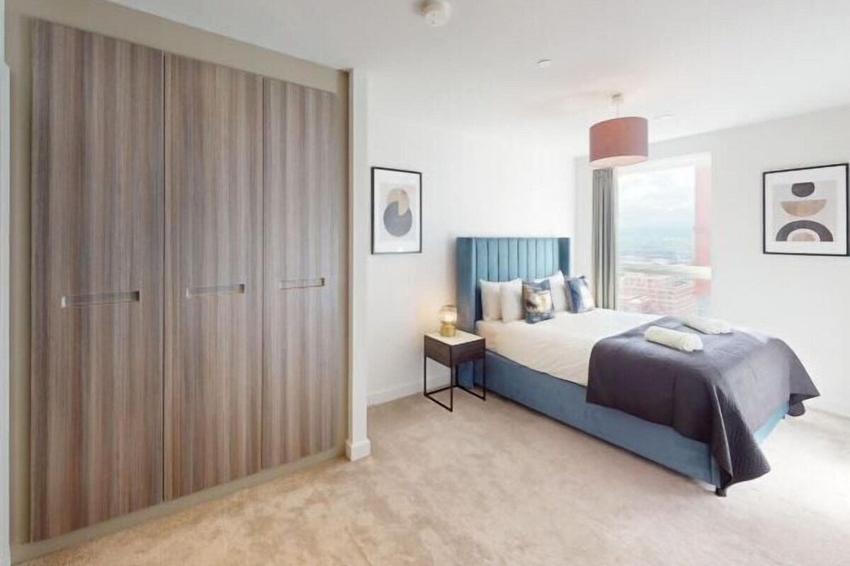 Hypo-allergenic bedding available, desk, travel crib, WiFi (free)